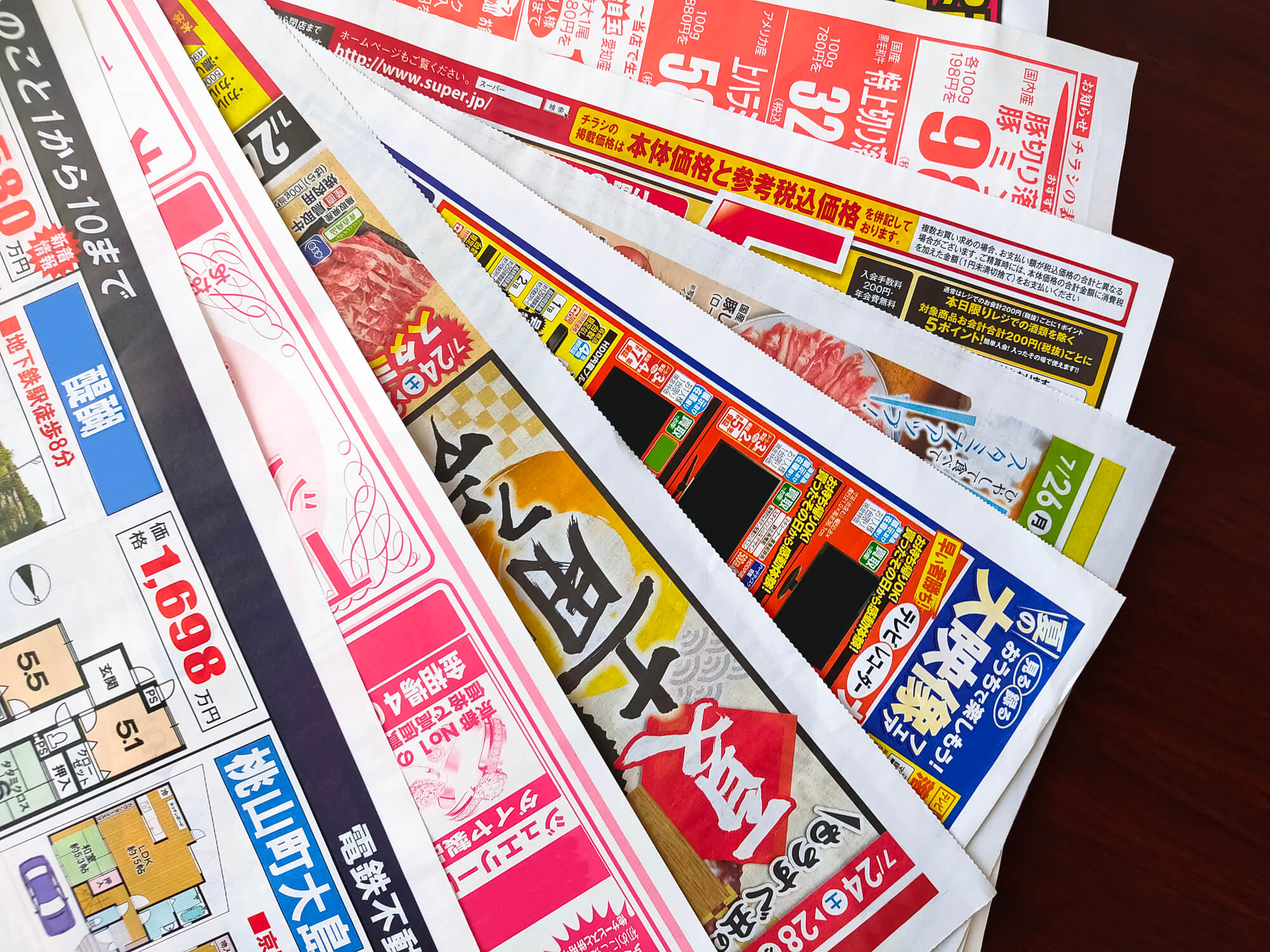 チラシ広告の費用相場を徹底解説｜内訳・配布方法別コストと削減のポイント